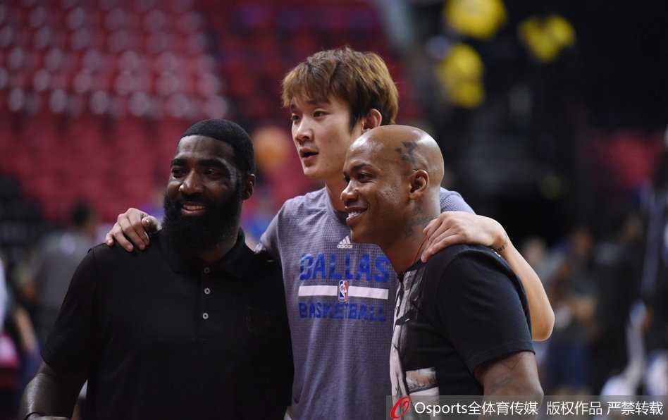 京城老友他乡遇,马布里现场为丁彦雨航助威 身着白色T恤的马布里与身穿小牛训练服的丁彦雨航面对面站着,两人双手紧握,眼神交汇,像是一场郑重的托付与承诺。