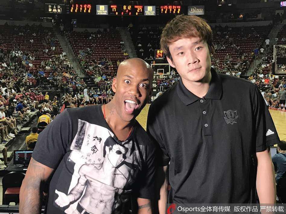 京城老友他乡遇,马布里现场为丁彦雨航助威 目光坚毅的丁彦雨航身披小牛战袍,在夏季联赛的赛场上与满脸笑意的马布里轻松攀谈,身后是喧嚣的看台,两人仿佛在交流着赛场心得。