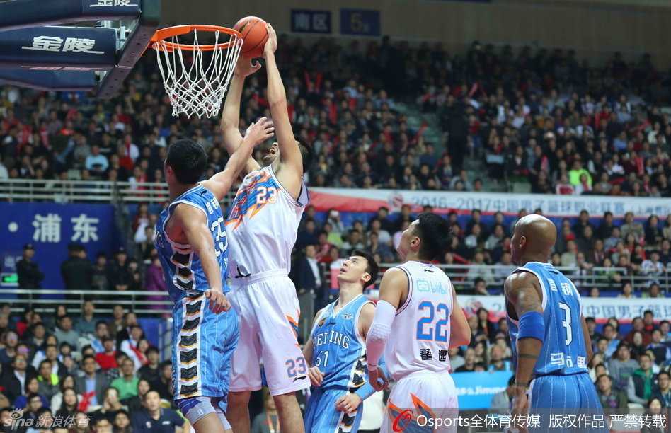 京城荣耀京沪决战单外援首钢破上海不败金身 吉喆寸步不离地看防曾文鼎,从三分线顶到禁区深处,用顽强的卡位化解了对手的篮下单打。