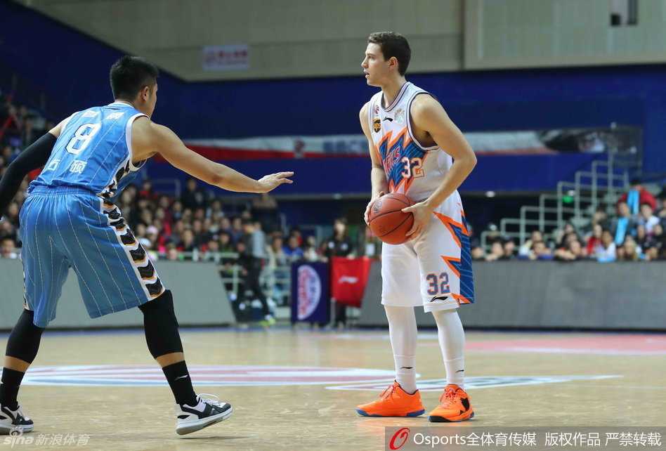 京城荣耀京沪决战单外援首钢破上海不败金身 场边的闵鹿蕾指导神情激动地指挥战斗,他挥舞着手臂调动全队防守,这是属于冠军教头的霸气。