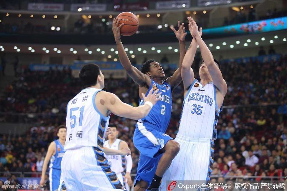 马布里指挥着队友跑位，大手一挥间，球队的进攻体系便有序运转起来，尽显领袖风范。