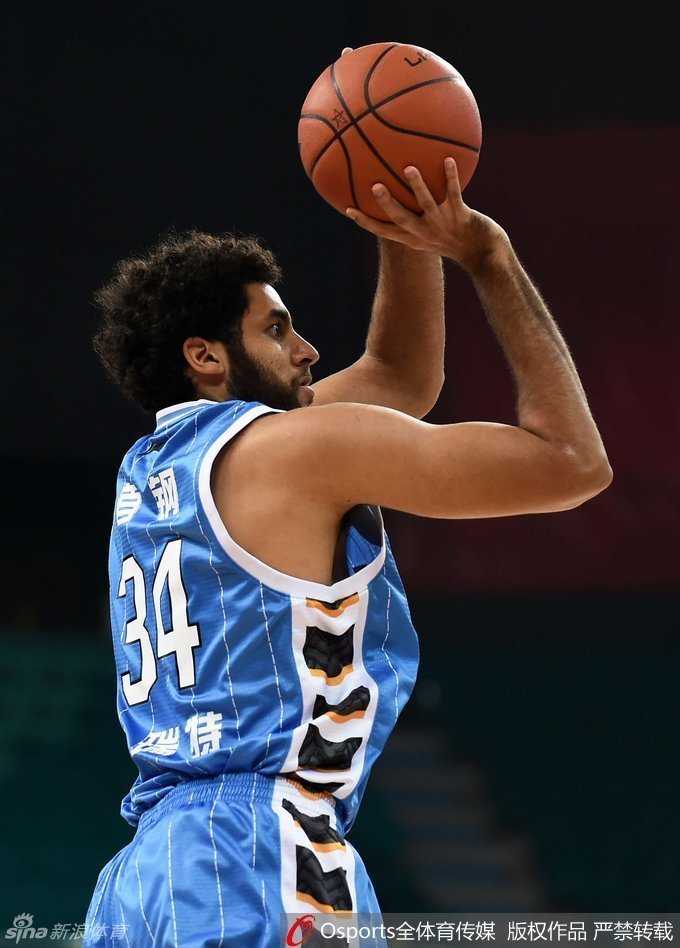 京城记忆:那一夜的五棵松,热血与咆哮铸就的钢铁首钢 段江鹏张开双臂如同展开的城墙,死死贴住试图突破的肯尼迪,每一次脚步移动都充满了不屈的意志与坚韧。