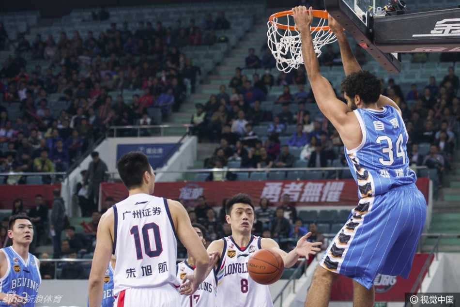 京城记忆:那一夜的五棵松,热血与咆哮铸就的钢铁首钢 马布里坚毅地盘踞在后场,那双深邃的眼眸如同猎鹰般扫视全场,仿佛在无声地宣告:这里是他的领地,不容任何人侵犯。