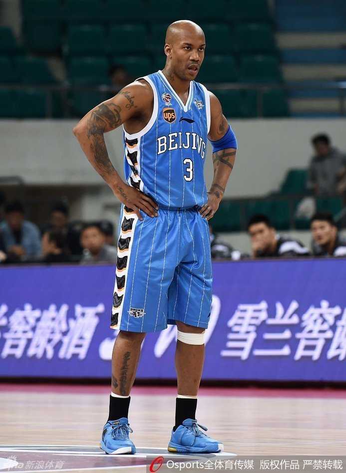 京城记忆:那一夜的五棵松,热血与咆哮铸就的钢铁首钢 李学林像灵巧的猎犬死死缠住马布里,与队友形成前后夹击的铁壁,空气中弥漫着令人窒息的防守压迫感。