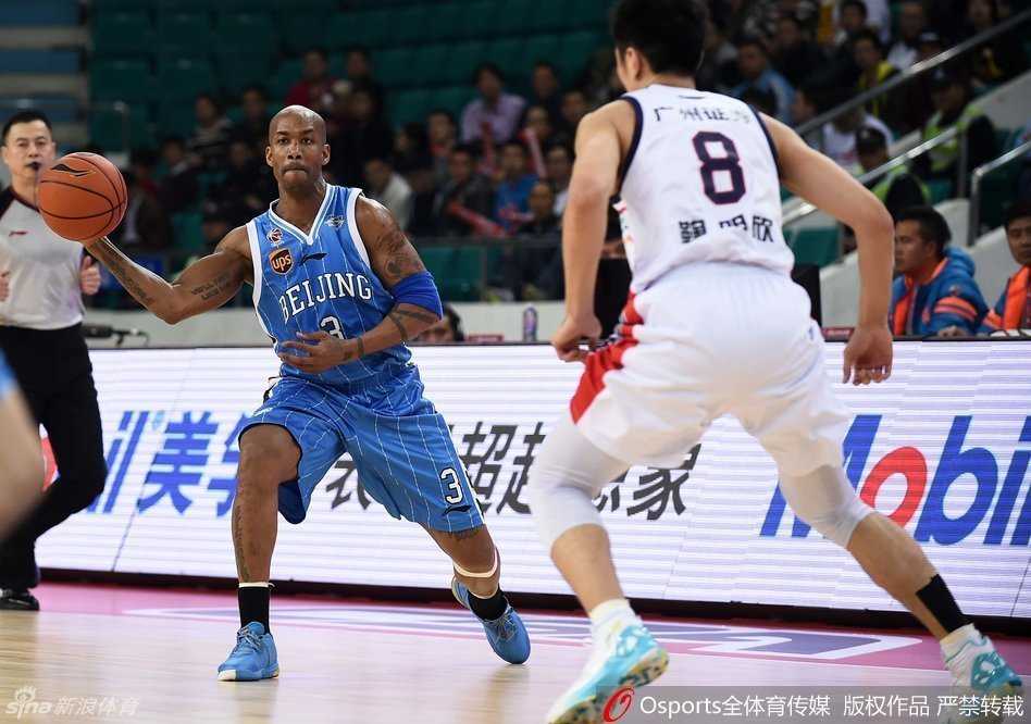 京城记忆:那一夜的五棵松,热血与咆哮铸就的钢铁首钢 张庆鹏如猛虎下山般横亘在赛场上,他奋力倒地,手臂如同铁钳伸向滚动的篮球,每一次拼抢都燃烧着对胜利的极致渴望。