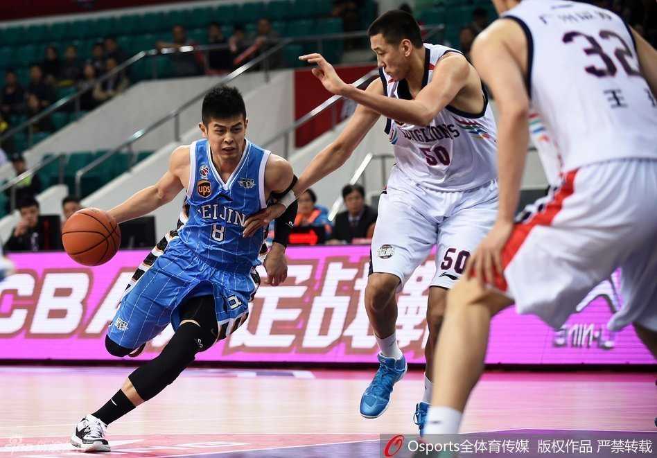 京城记忆:那一夜的五棵松,热血与咆哮铸就的钢铁首钢 杰瑞特在罚球线附近轻盈跃起,手腕柔和地将球拨出,篮球在空中划出优雅的彩虹弧线,稳稳坠入篮筐的怀抱。