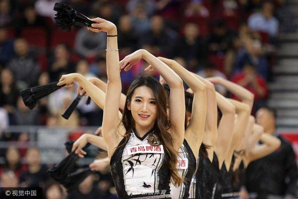 首钢啦啦宝贝们随着动感音乐跃动，她们手中金色的花球如同冬日里的火焰，瞬间点燃了五棵松的现场气氛。