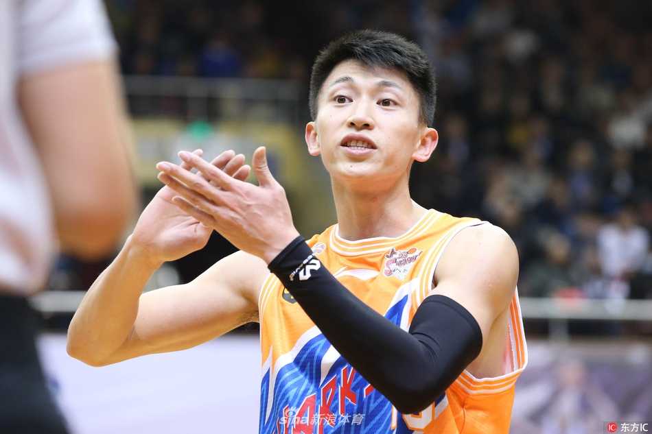 转会尘埃落定，签约现场刘晓宇手持北京首钢战袍，崭新的白色球衣映衬着对未来并肩作战的期待。