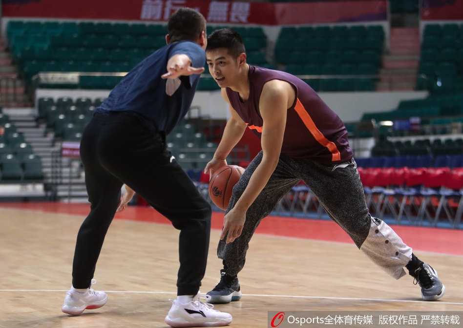方硕在训练场上犹如利刃出鞘，面对助教的严密防守，他闲庭信步般运球穿越，轻松写意地完成上篮，展现出北京队核心后卫的绝对自信与卓越技巧。
