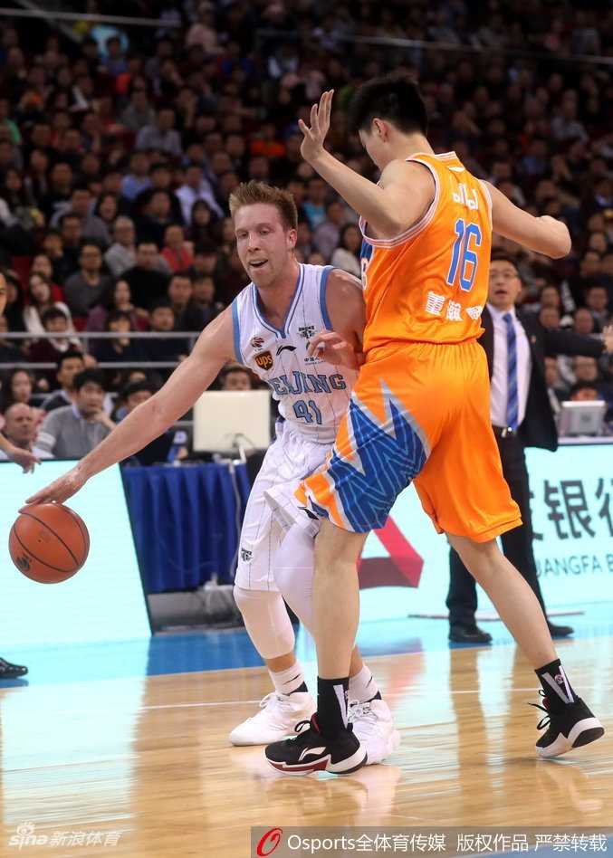 常林在防守端展现出铁血一面，他正面硬扛上海队的明纳拉斯，双手高高举起，身体紧紧贴住对手，不给对方任何轻松出手的空间。