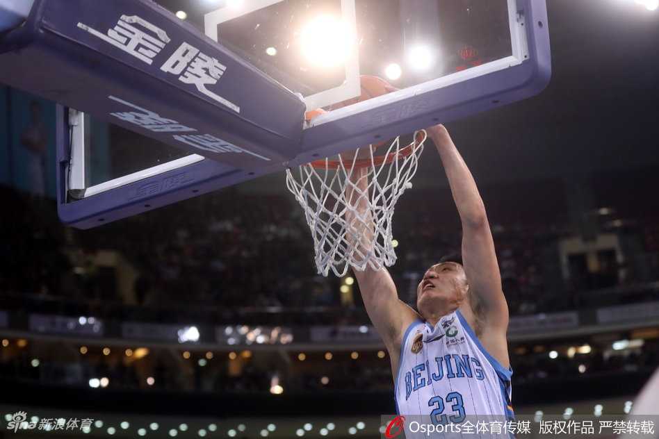 汉密尔顿在篮下卡住绝佳位置，高高跃起将球放入篮筐，身后的上海队防守球员只能望球兴叹，眼神中充满了无奈与失落。