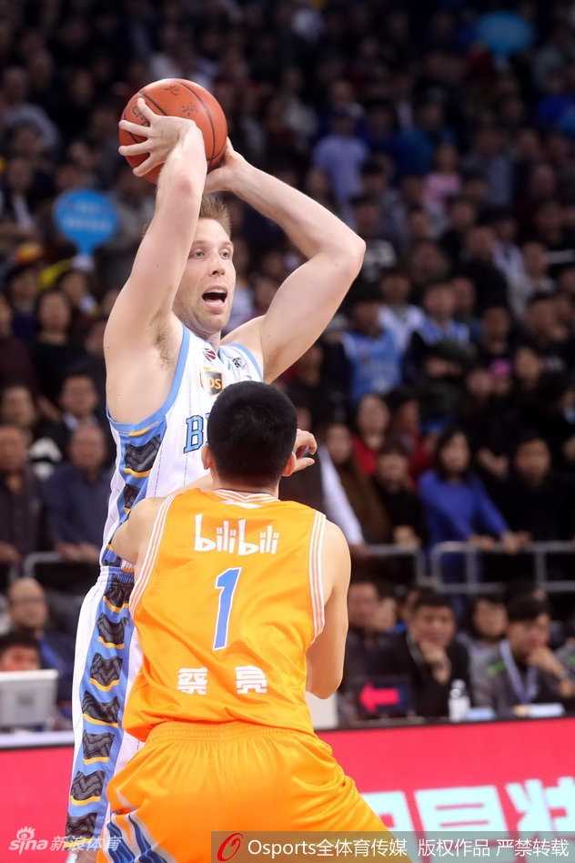 北京队外援汉密尔顿在对方禁区如鹤立鸡群，面对上海队的两人包夹，他依然强硬地高举高打，手臂肌肉线条分明，一次势大力沉的双手暴扣引燃全场。