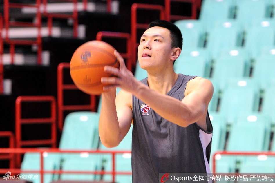 杰克逊在训练中眼神坚毅，面对辽宁队严密的防守压力，他正试图通过节奏变换撕开对手的防线，为队友创造进攻机会。