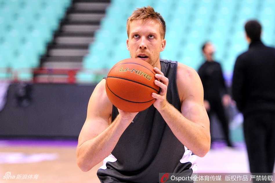 比赛结束的哨声吹响，北京队员们的脸上写满了不甘与坚毅，这场失利只是通往更强大路上的垫脚石。