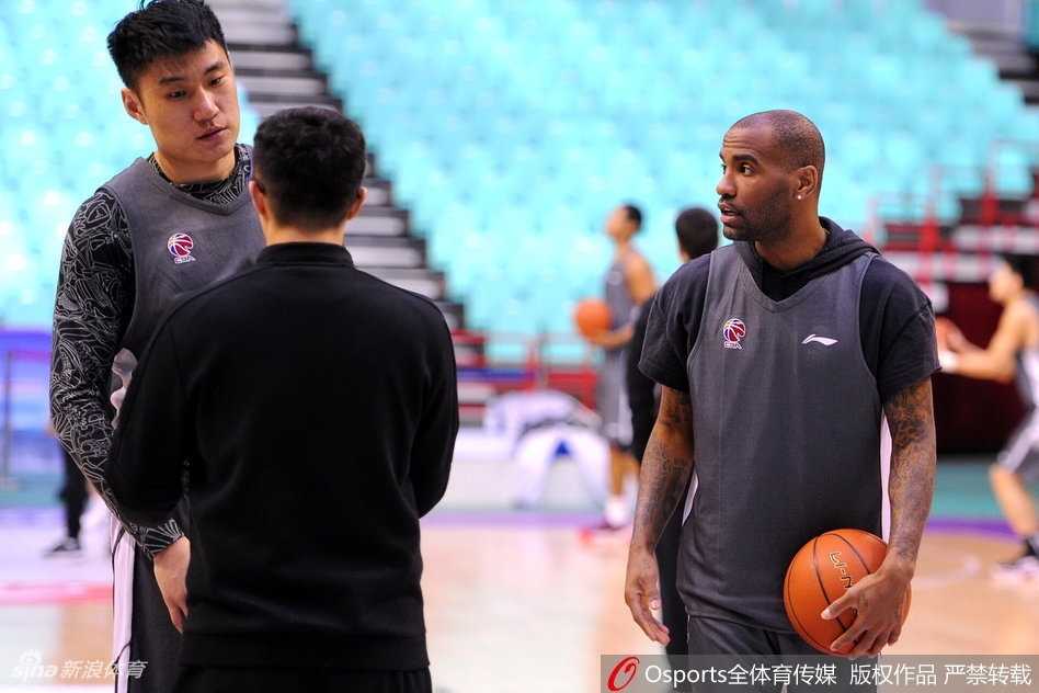 在本溪体育馆的灯光下，北京男篮将士们目光如炬，神情专注地聆听着教练的战术部署，空气中弥漫着大战前的凝重。