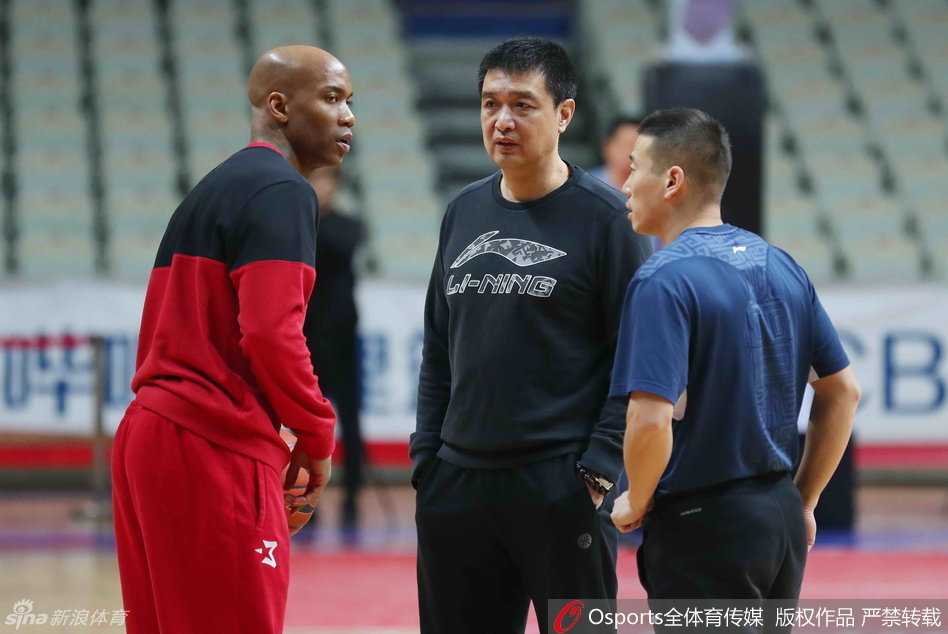 孙悦在三分线外从容出手，身姿飘逸；身后的翟晓川准备冲抢篮板，年轻力量蓄势待发。