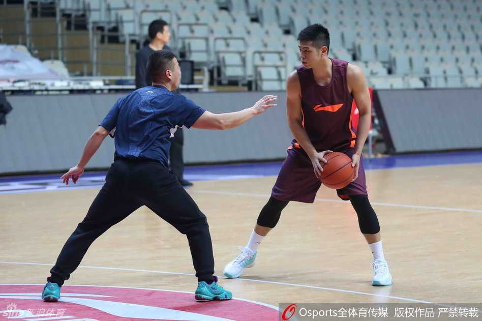 闵鹿蕾面色铁青，双手抱胸与马布里商讨战术；另一侧孙悦和翟晓川却轻松大笑，形成鲜明对比。