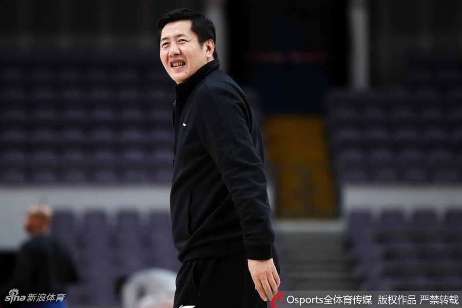 京城铁军蓄势待发,北控男篮主场静候福建挑战 兰多夫在内线卡位要球,强壮的体魄和专注的表情,预示着今晚他将给福建队的内线带来巨大麻烦。