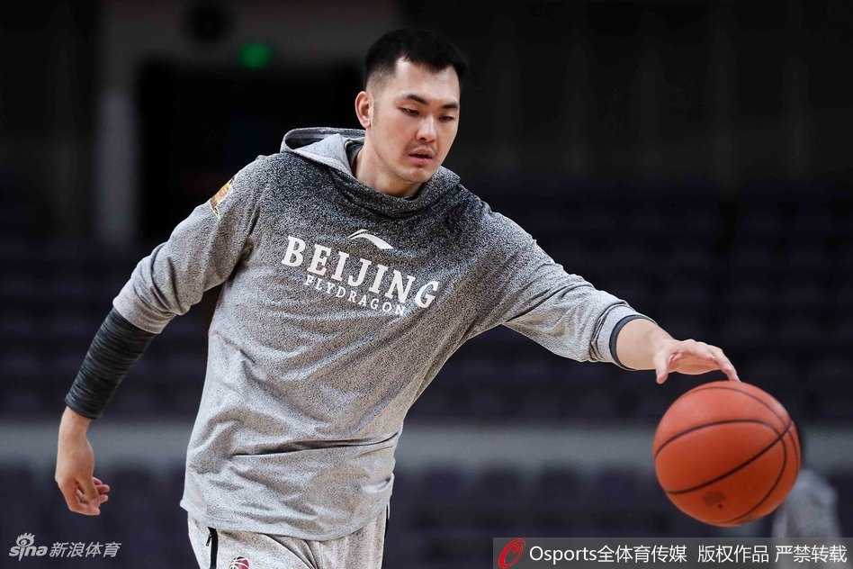 京城铁军蓄势待发,北控男篮主场静候福建挑战 马布里在训练场上目光如炬,运球时坚定的神情仿佛在告诉对手,这座主场依旧由他掌控。