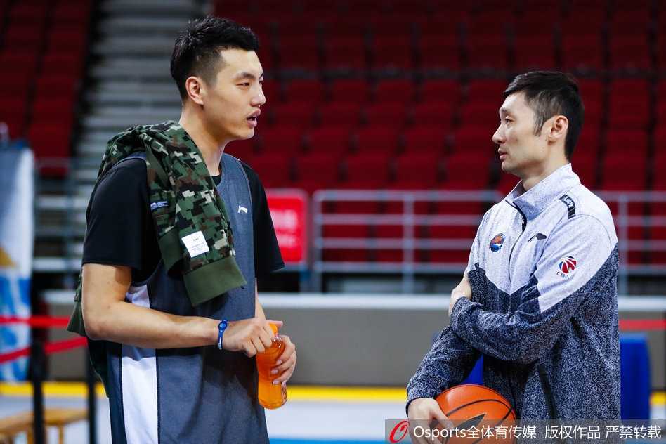 京城铁军蓄势待发,新老友情成赛场亮色 北京首钢外籍教练雅尼斯在训练场边大声指挥,强调战术纪律