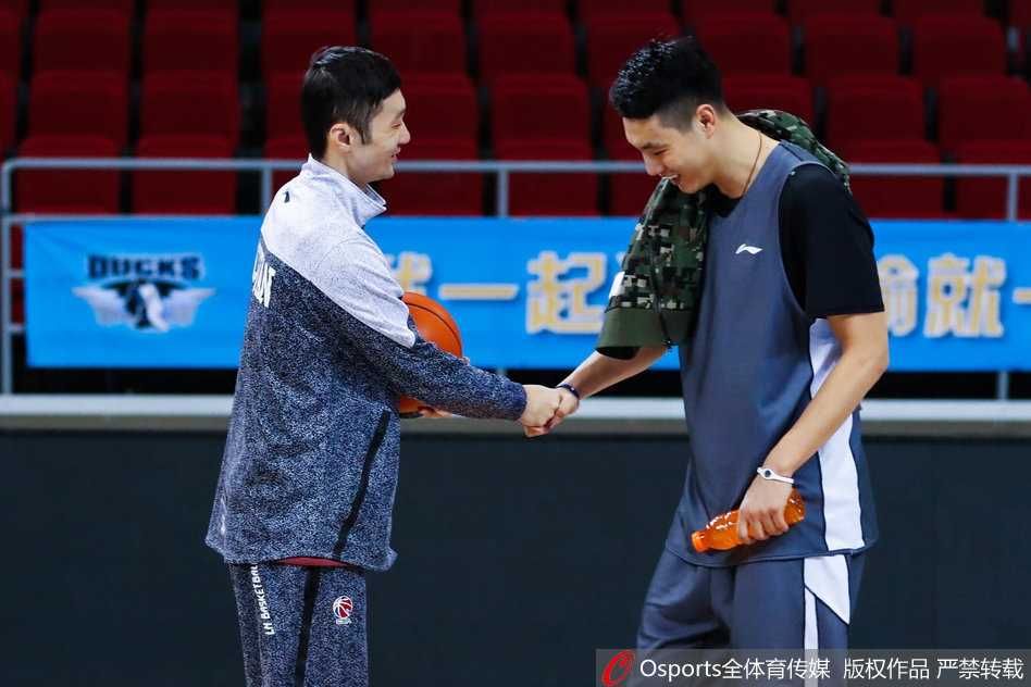 京城铁军蓄势待发,新老友情成赛场亮色 赛前温情时刻,翟晓川与老大哥刘炜相谈甚欢,笑逐颜开
