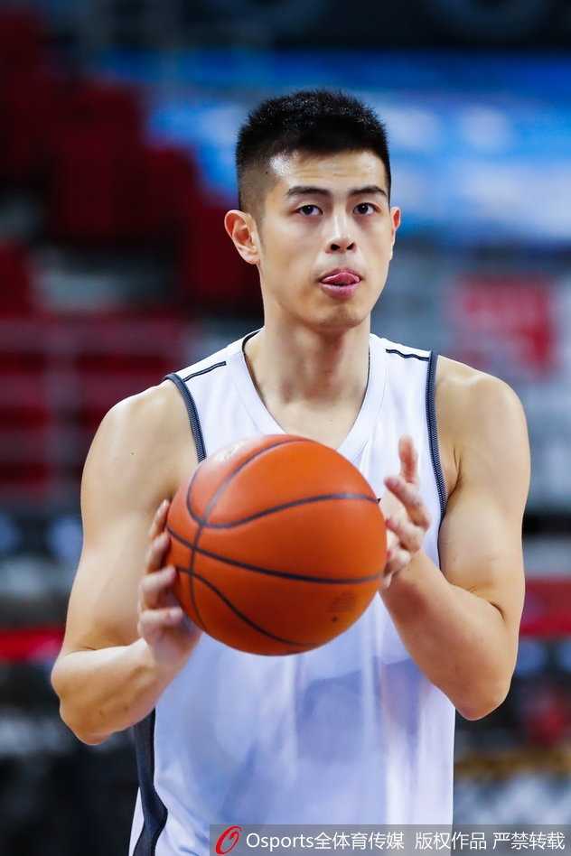 京城铁军蓄势待发,新老友情成赛场亮色 翟晓川在训练中奋力上篮,展现出色的身体素质和核心力量