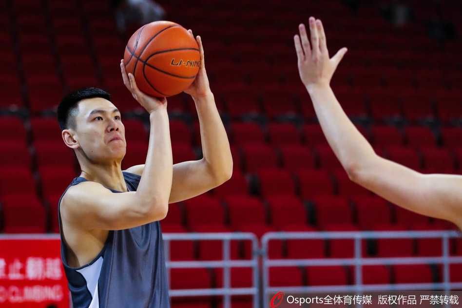 京城铁军蓄势待发,新老友情成赛场亮色 训练结束,翟晓川和队友击掌鼓劲,备战气氛热烈