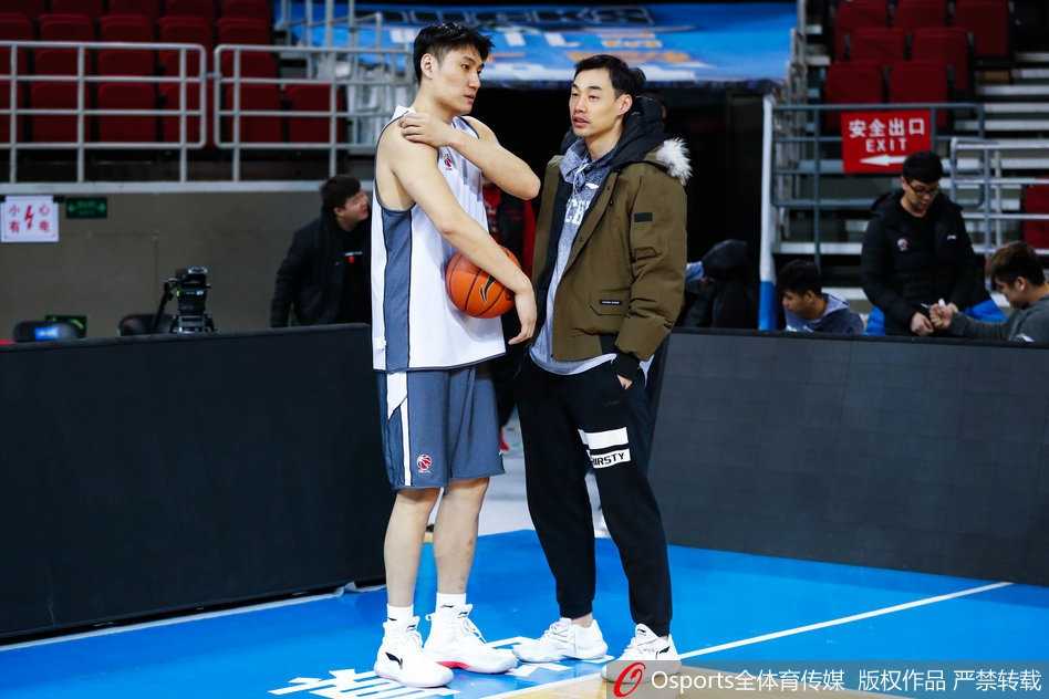京城铁军蓄势待发,新老友情成赛场亮色 北京首钢男篮赛前备战,翟晓川在训练中神情专注,目光如炬