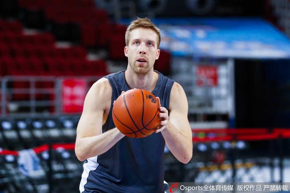 京城铁军蓄势待发,新老友情成赛场亮色 北京首钢球员朱彦西在训练中进行外线投篮,专注瞄准篮筐