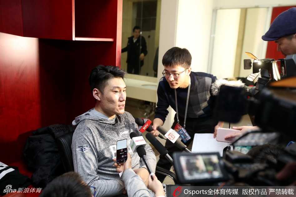 京城铁军踏平荆棘路 更衣室里的热血与柔情 翟晓川神情专注地整理着护具,膝盖上的绷带记录着比赛的惨烈,他紧抿的嘴唇仿佛在诉说即便伤痕累累,也绝不下火线的钢铁意志。