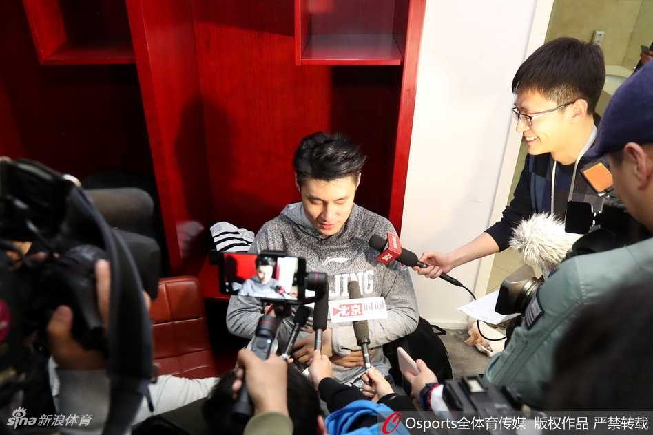 京城铁军踏平荆棘路 更衣室里的热血与柔情 首钢众将围成一圈,汗水与激情交织,胜利的嘶吼仿佛要冲破更衣室的墙壁,每一个人眼中都燃烧着对下一轮挑战的渴望。