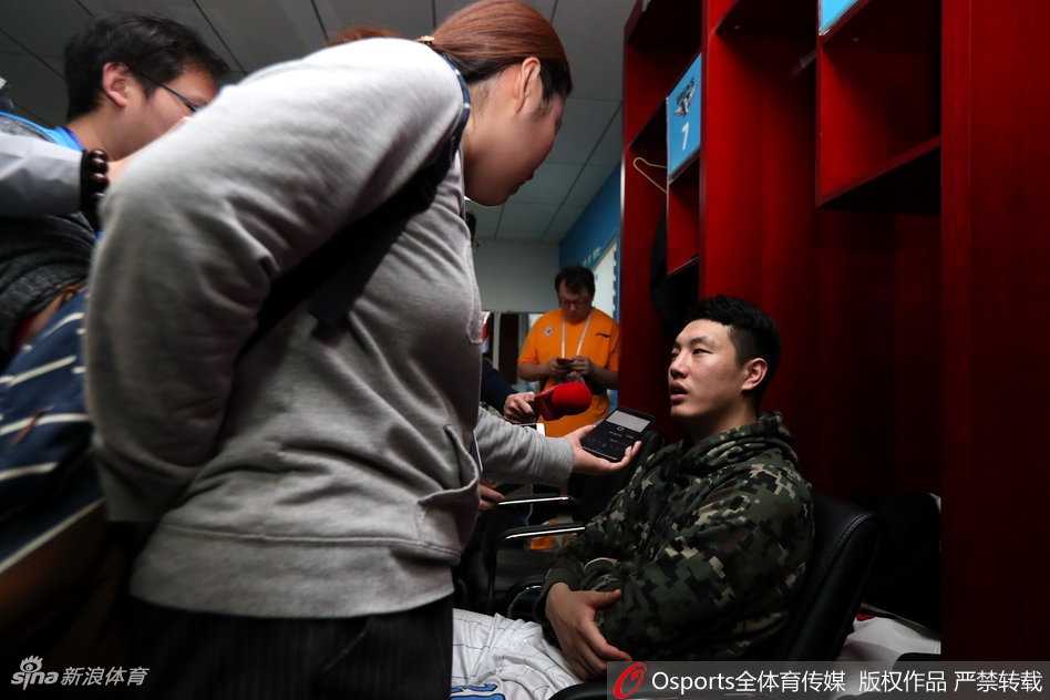 京城铁军踏平荆棘路 更衣室里的热血与柔情 更衣柜上挂着杂乱的毛巾和装备,背景是队员们庆祝的身影,虚化的画面里仿佛能听到欢笑声,这就是一个战斗集体的温暖与力量。