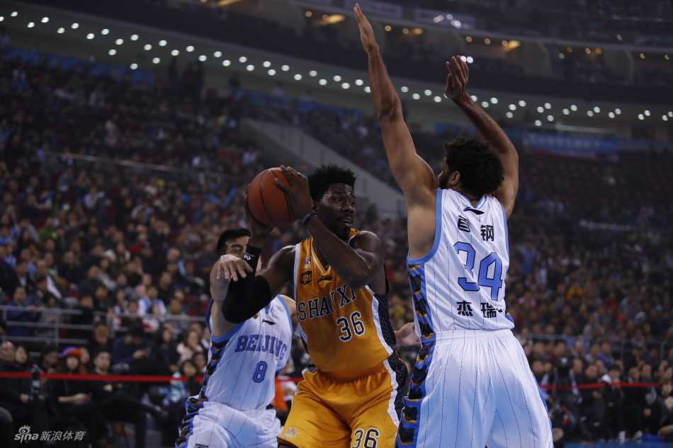 京城铁军:马布里41分传奇夜 杰瑞特守护禁区 山西外援希姆斯在包夹缝隙中强行起身,肌肉紧绷如同雕塑,用最原始的力量在首钢内线凿开缺口