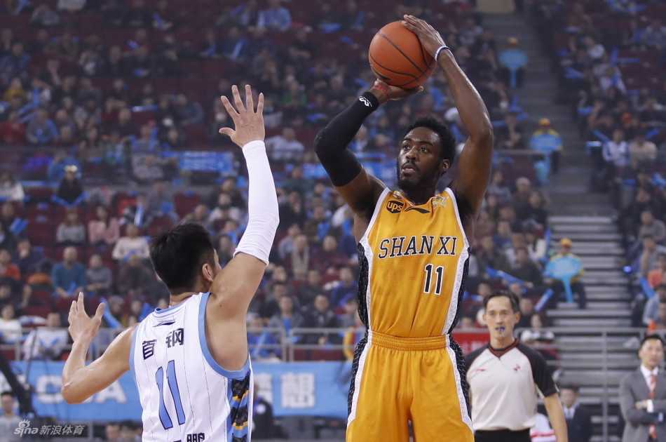 京城铁军:马布里41分传奇夜 杰瑞特守护禁区 杰瑞特巨掌一挥,将希姆斯的出手狠狠扇飞,落地后他俏皮地吐舌一笑,守护禁区的他也有大男孩般的可爱