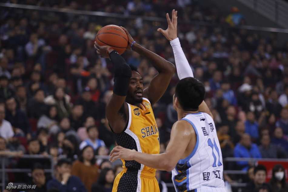 京城铁军:马布里41分传奇夜 杰瑞特守护禁区 希姆斯陷入首钢的包围圈,他高举双臂寻找队友,犹如困兽犹斗,却依然难觅出球路线