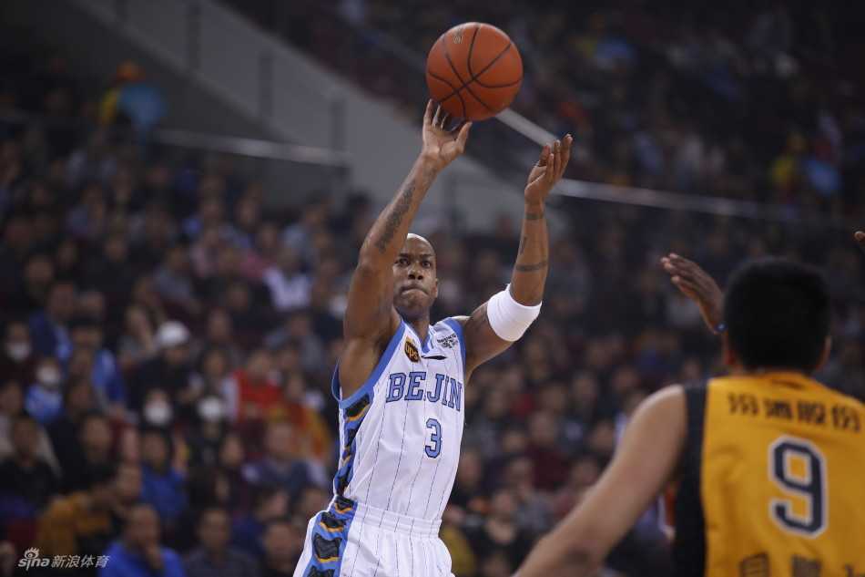 京城铁军:马布里41分传奇夜 杰瑞特守护禁区 老马一步过掉防守,像尖刀般杀入禁区,空中对抗后稳稳将球放入篮筐,这是属于四十岁硬汉的倔强