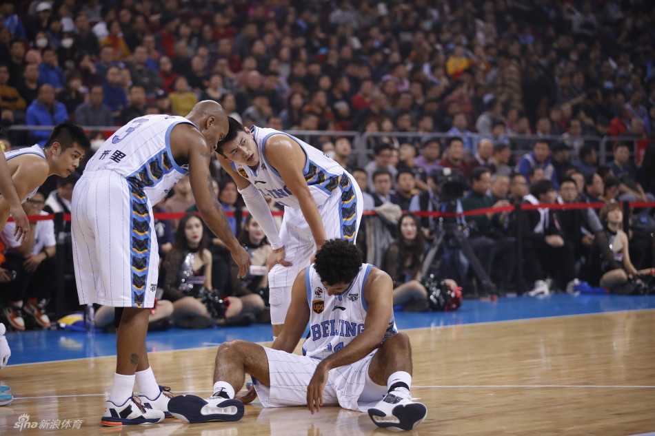 京城铁军:马布里41分传奇夜 杰瑞特守护禁区 杰瑞特大帽希姆斯,指尖几乎触碰到篮板下沿,他用铁血防守证明了自己绝非等闲之辈