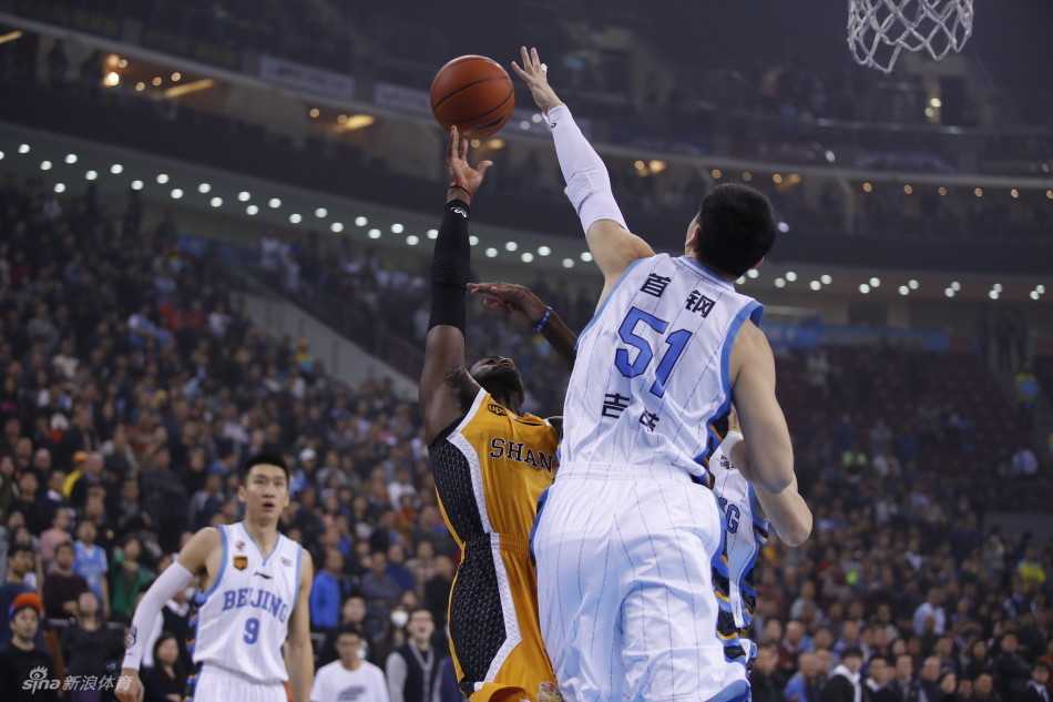 京城铁军:马布里41分传奇夜 杰瑞特守护禁区 吉喆犹如神兵天降,用一记结结实实的大帽拒绝了富兰克林的跳投,首钢内线筑起铜墙铁壁