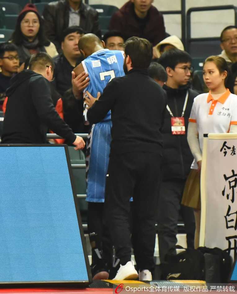 京城铁卫折戟羊城,首钢争冠路蒙阴影 队医在更衣室通道紧急检查杰克逊的伤势,周围人员神情紧张而关切