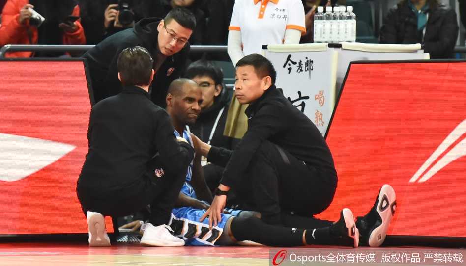 京城铁卫折戟羊城,首钢争冠路蒙阴影 北京首钢外援杰克逊运球突破广州队防线,他目光如炬,寻找着传球或进攻的机会