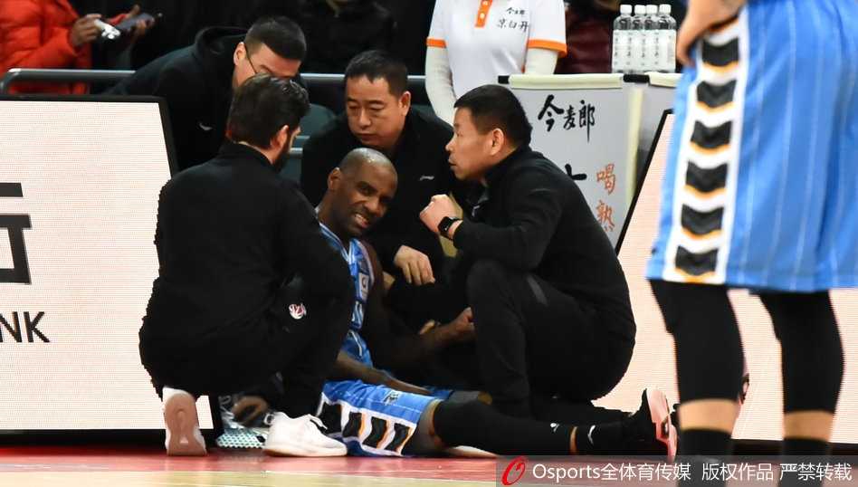 京城铁卫折戟羊城,首钢争冠路蒙阴影 广州龙狮与北京首钢的比赛开场瞬间,双方球员激烈拼抢,场馆内气氛紧张热烈