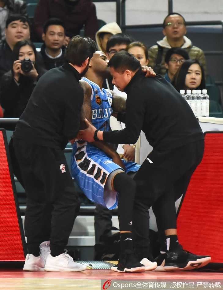 京城铁卫折戟羊城,首钢争冠路蒙阴影 杰克逊在多人包夹下痛苦倒地,手捂肩膀,面部表情因剧痛而扭曲