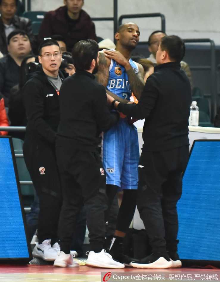 京城铁卫折戟羊城,首钢争冠路蒙阴影 杰克逊无法独自站立,由三名工作人员合力搀扶离场,他的背影显得无助而落寞