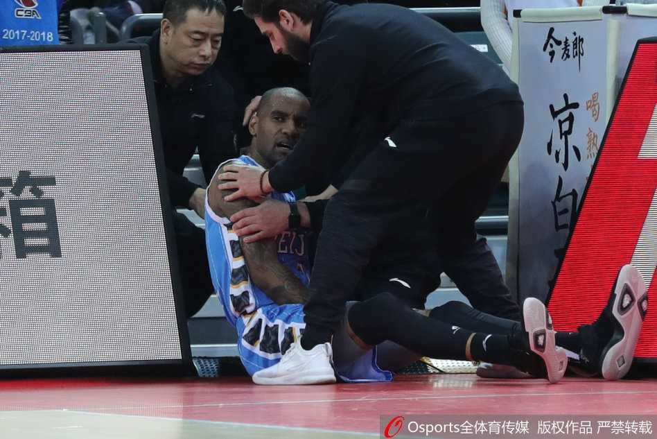 京城铁卫折戟羊城,首钢争冠路蒙阴影 杰克逊受伤后,北京首钢替补席一片沉寂,球员们神情沮丧,主教练雅尼斯双手叉腰满脸无奈