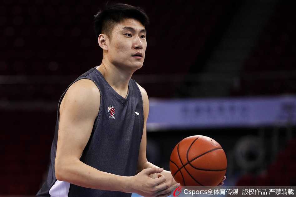 京城铁卫破茧而归 刘晓宇开怀一笑点亮寒冬 队友投篮训练时,刘晓宇站在篮下准备抢篮板,他微微抬头,目光紧追旋转的篮球,神情轻松自若,与队友间的默契在无声中流淌。