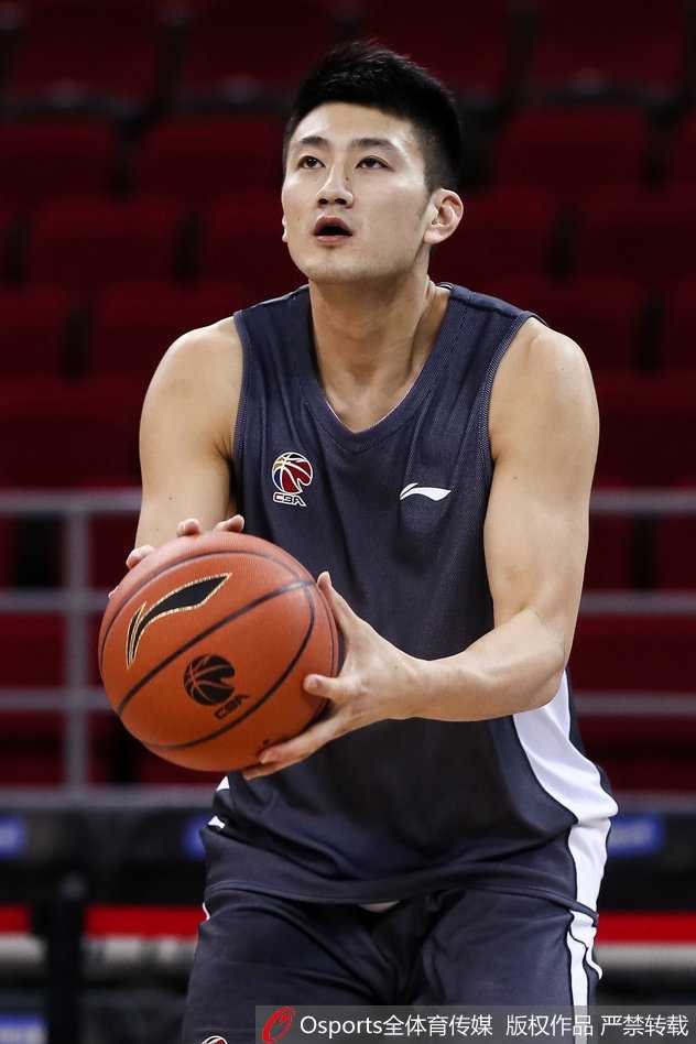 京城铁卫破茧而归 刘晓宇开怀一笑点亮寒冬 北京队训练场上,刘晓宇在罚球线附近跳起投篮,身体舒展如弓,篮球在空中划出优美弧线,队友翟晓川在一旁注视着球的轨迹,整个画面充满了动态的张力。