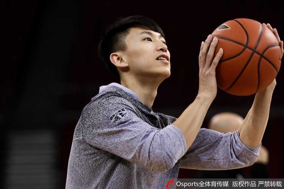 京城铁卫破茧而归 刘晓宇开怀一笑点亮寒冬 主教练雅尼斯在场边双手拢在嘴边,大声向场内队员传达战术指令,神情专注而严肃,刘晓宇和方硕等队员则认真聆听,场上场下凝聚一心。