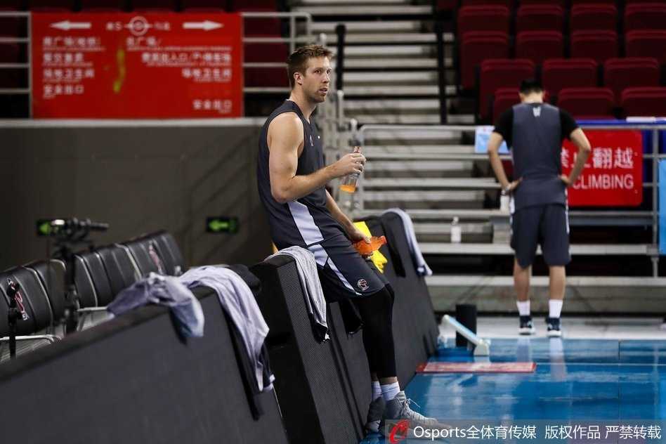 京城铁卫破茧而归 刘晓宇开怀一笑点亮寒冬 训练结束后,刘晓宇与队友常林并肩走向场边,两人边走边聊,脸上洋溢着轻松的笑容,身后的看台空旷寂静,映衬出兄弟情谊的温暖。