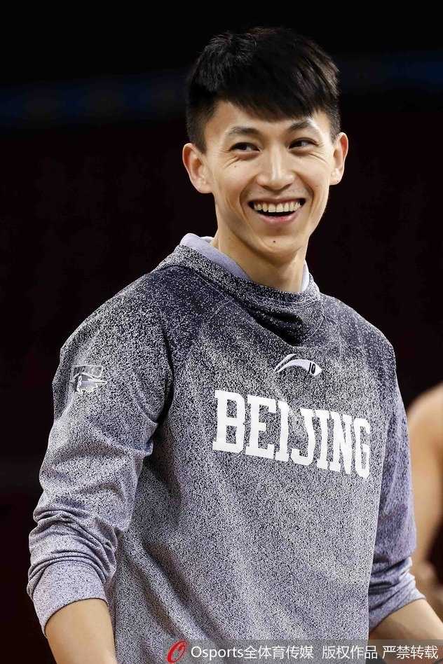 京城铁卫破茧而归 刘晓宇开怀一笑点亮寒冬 训练间隙,刘晓宇双手持球置于身前,眼神专注而坚定,脸颊上挂着的汗珠在灯光下闪闪发光,无声诉说着他为复出所付出的艰苦努力。