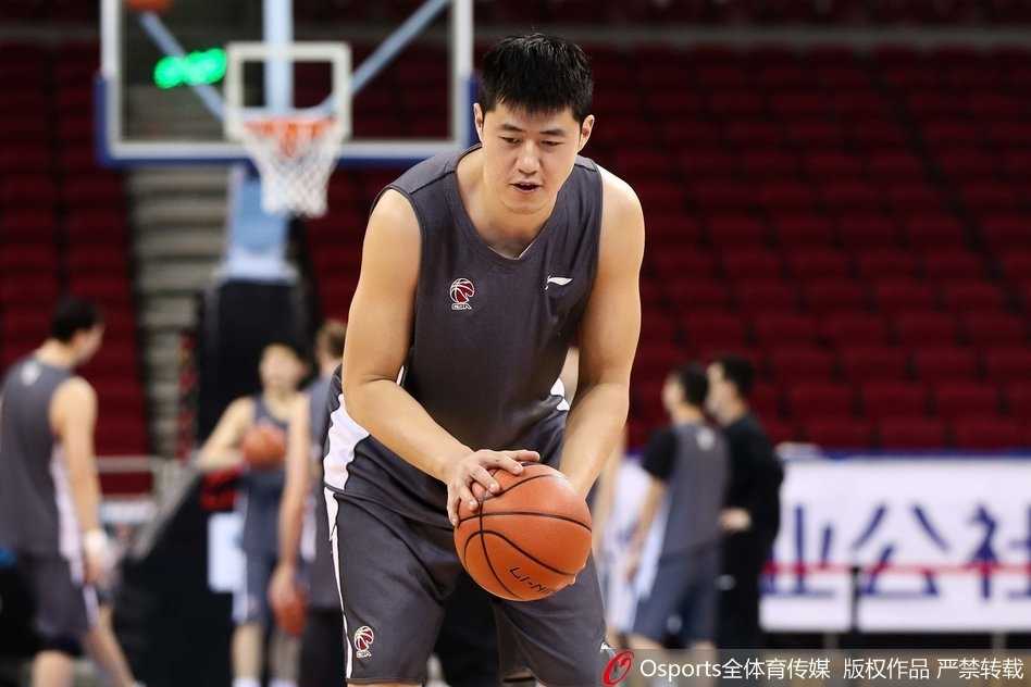 京城铁卫破茧而归 刘晓宇开怀一笑点亮寒冬 在空旷的球馆穹顶灯光照耀下,北京首钢男篮赛前训练氛围轻松,刘晓宇运球过半场,嘴角挂着久违的灿烂笑容,仿佛将训练的汗水都化作了喜悦。